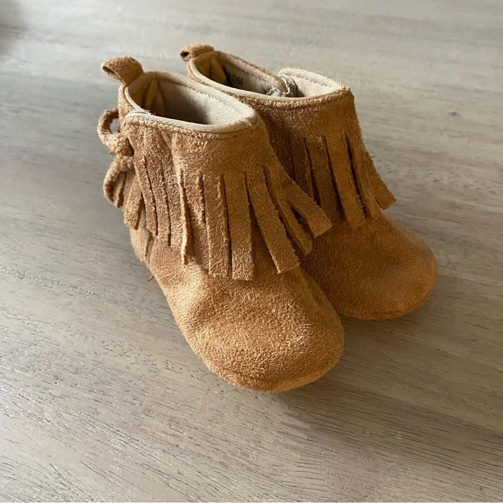 Brown Baby Tassel Moccasin Boots Size 4 Unisex